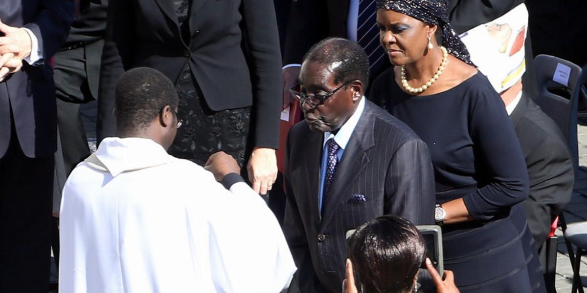 A „szentéletű” Mugabe a Vatikánban áldozik. Mögötte felesége, Grace, aki utóda lehet FOTÓ: EUROPRESS/GETTY IMAGES/FRANCO ORIGLIA