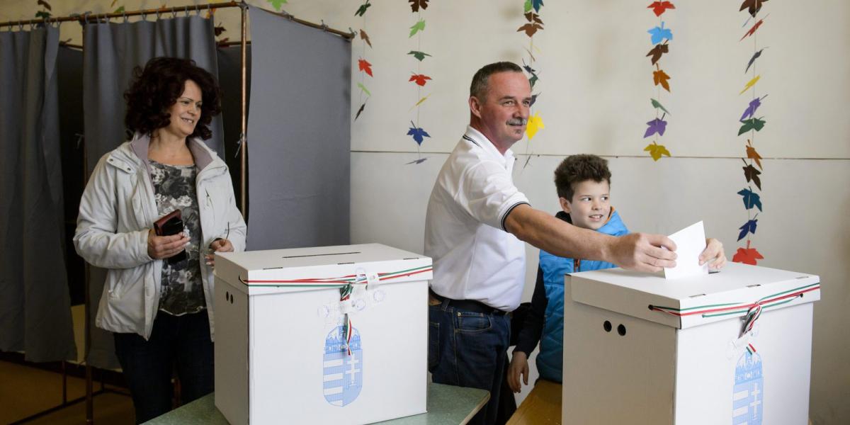 Fekete Zsolt, az MSZP, a Demokratikus Koalíció és a Tarjáni Városlakó Egyesület polgármesterjelöltje leadja szavazatát felesége,