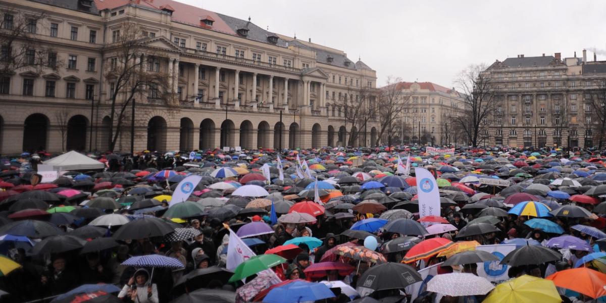  A Kossuth téri esernyős tüntetés már megmozgatta a közoktatást féltőket FOTÓ: TÓTH GERGŐ