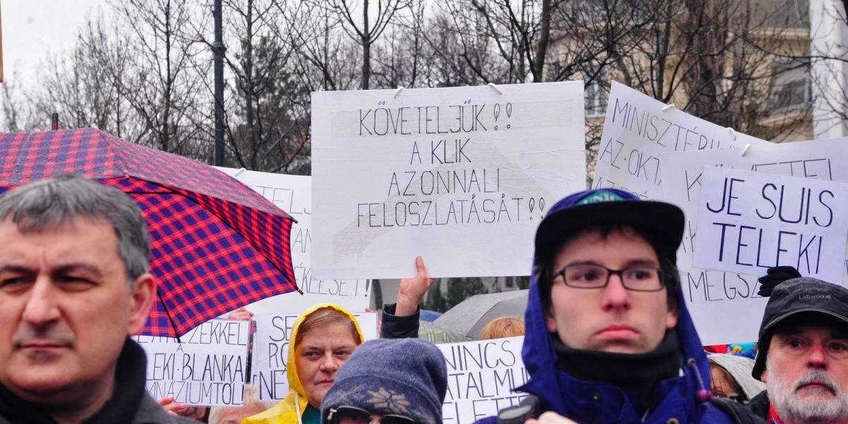 Tiltakozók az Andrássy úton a keddi tüntetésen FOTÓ: MOLNÁR ÁDÁM