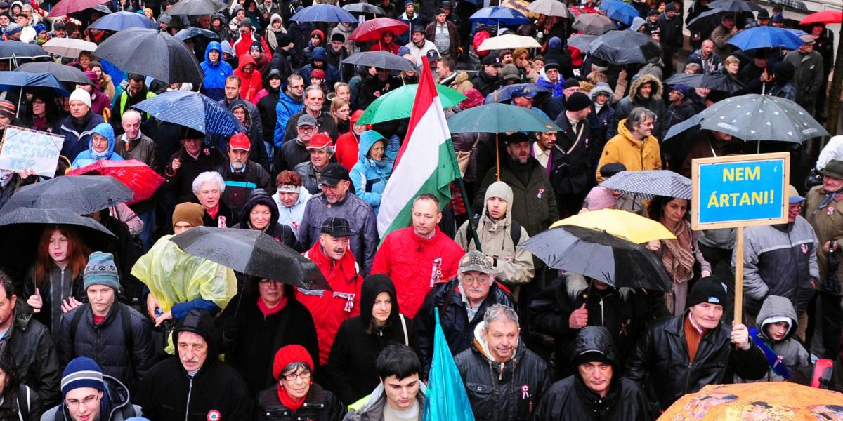 A március 15-i tömeg vonul a Kossuth térre - Fotó: Molnár Ádám, Népszava