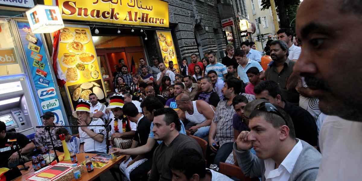 Arab bevándorlók futball közvetítést néznek az utcán Berlin egyik városnegyedében. Fotó: Sean Gallup/Getty Images