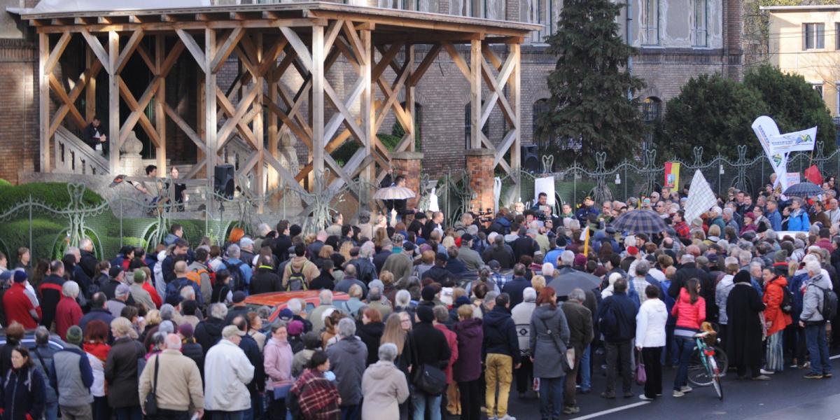 Tiltakozás a Teleki Blanka Gimnáziumnál. Illusztráció: Szalmás Péter/Népszava