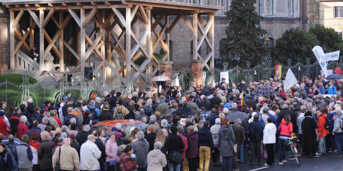 A zuglói Teleki Blanka Gimnázium előtt az úttestre is „kilógtak” FOTÓ: TÓTH GERGŐ