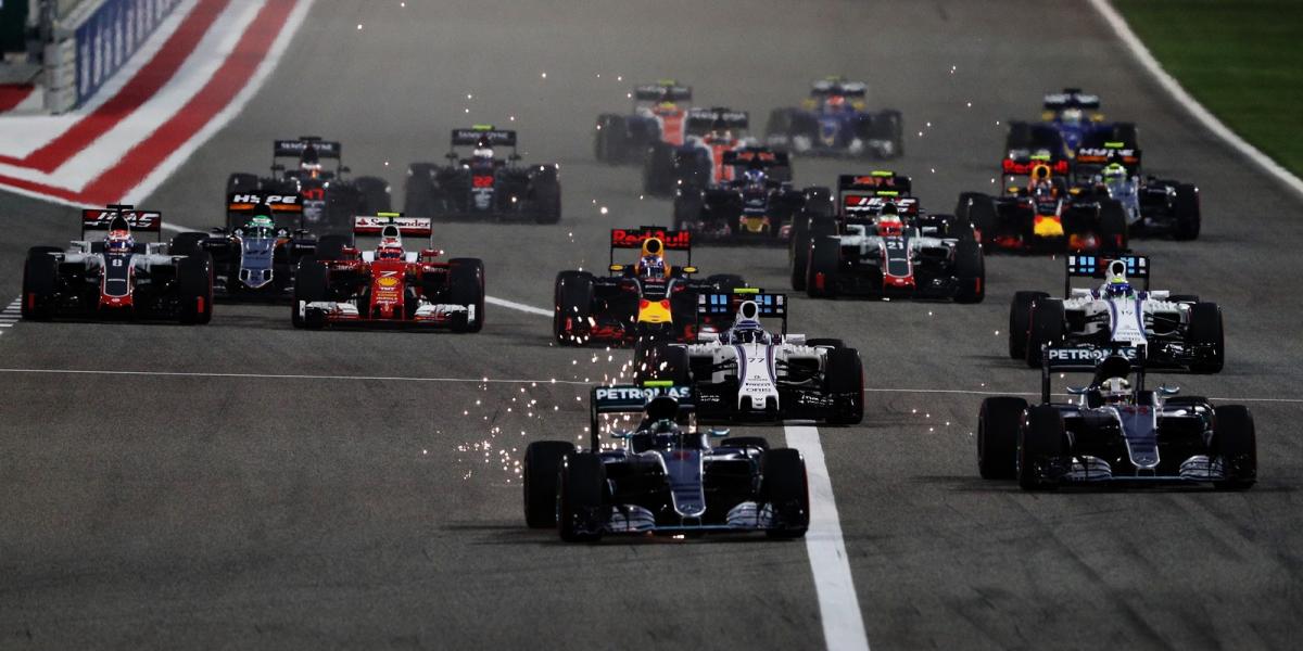 Bahrein,  Sakhir - Nico Rosberg az élen  Fotó: Mark Thompson / Getty Image)