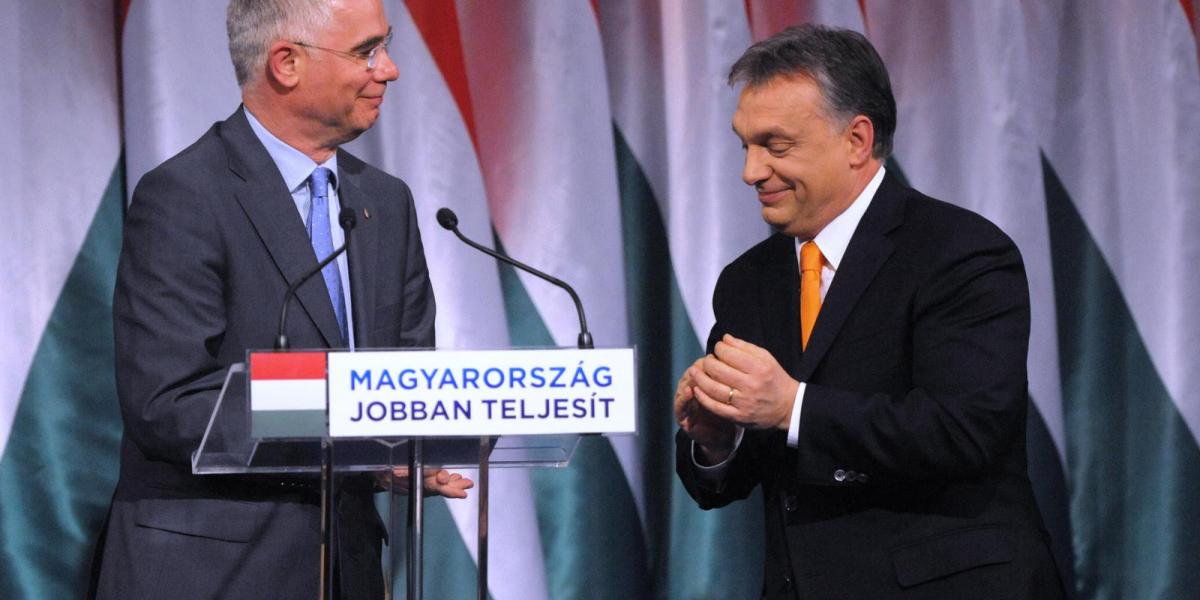 Orbán Viktor a 2014-es évértékelő beszéde előtt tapsol a felszólaló Balog miniszternek. FOTÓ: Népszava