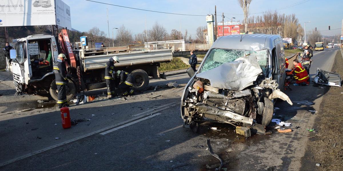 Összetört kisteherautók a fővárosi Bécsi úton, 2014. január 13-án. A baleset következtében az egyik jármű sofőrje életét vesztet