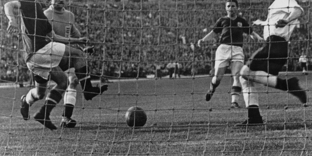 Puskás Ferenc a magyar -angol barátságos mérkőzésen a Népstadionban 1954-ben - Fotó: Keystone / Hulton Archívum / Getty Images