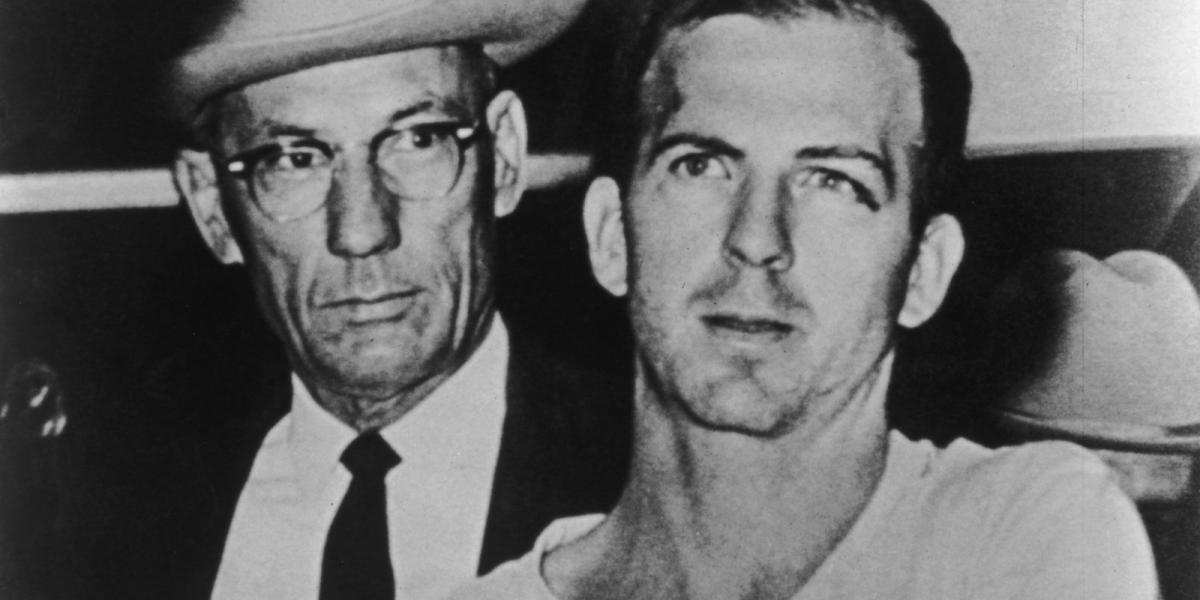 Lee Harvey Oswald, az állítólagos merénylő letartóztatásban - Dallas, Texas, 1963 Fotó: Hulton Archívum / Getty Images