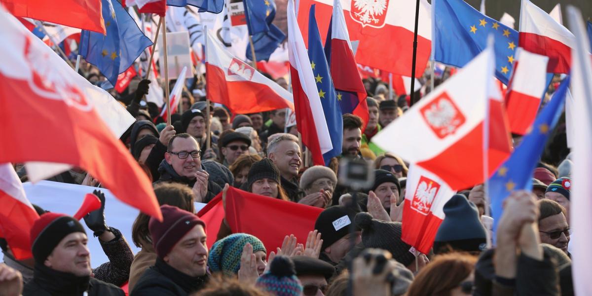 Lengyel és uniós zászlókat is lengettek FOTÓ: EUROPRESS/GETTY IMAGES/SEAN GALLUP