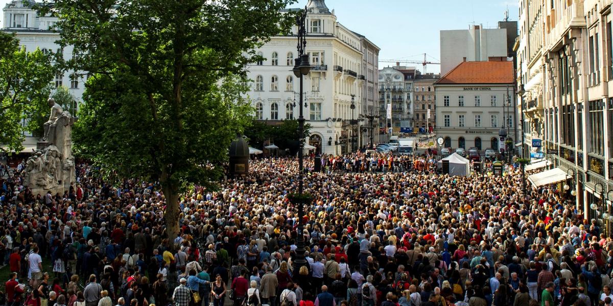 A Budapesti Fesztiválzenekar a közönséggel közös zenéléssel demonstrált szombaton a Vörösmarty téren FOTÓ: VAJDA JÓZSEF 