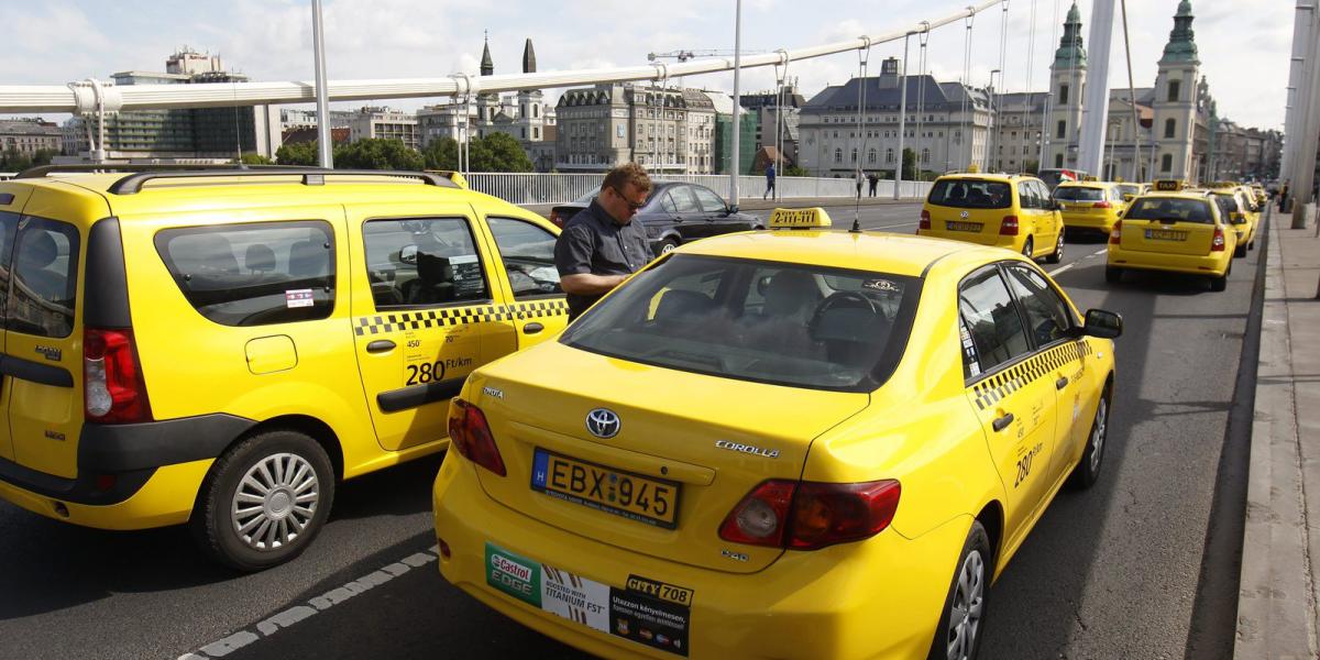 Az Uber személyszállító szolgáltatás ellen demonstráló taxisok Budapesten, az Erzsébet hídon 2016. május 17-én. MTI Fotó: Sziget