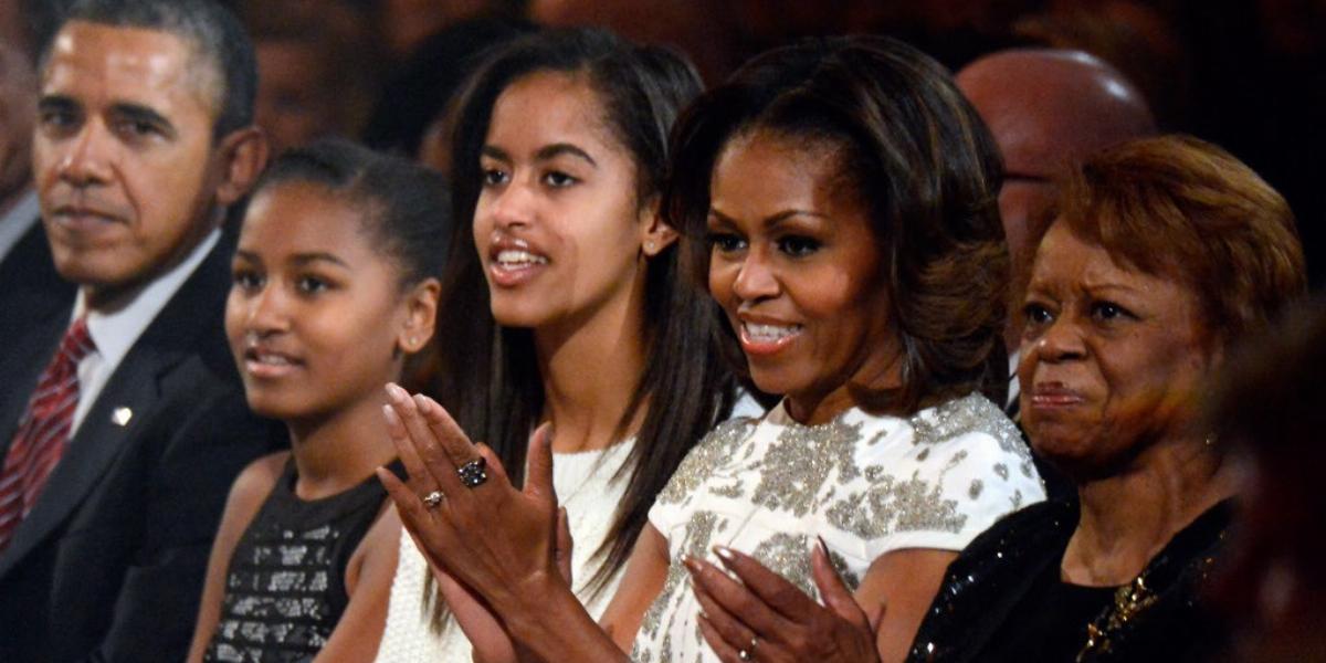 Az Obama család Michelle anyukájával, Marian Robinsonnal egy ünnepségen FOTÓ: EUROPRESS/GETTY IMAGES/KEVIN MAZUR