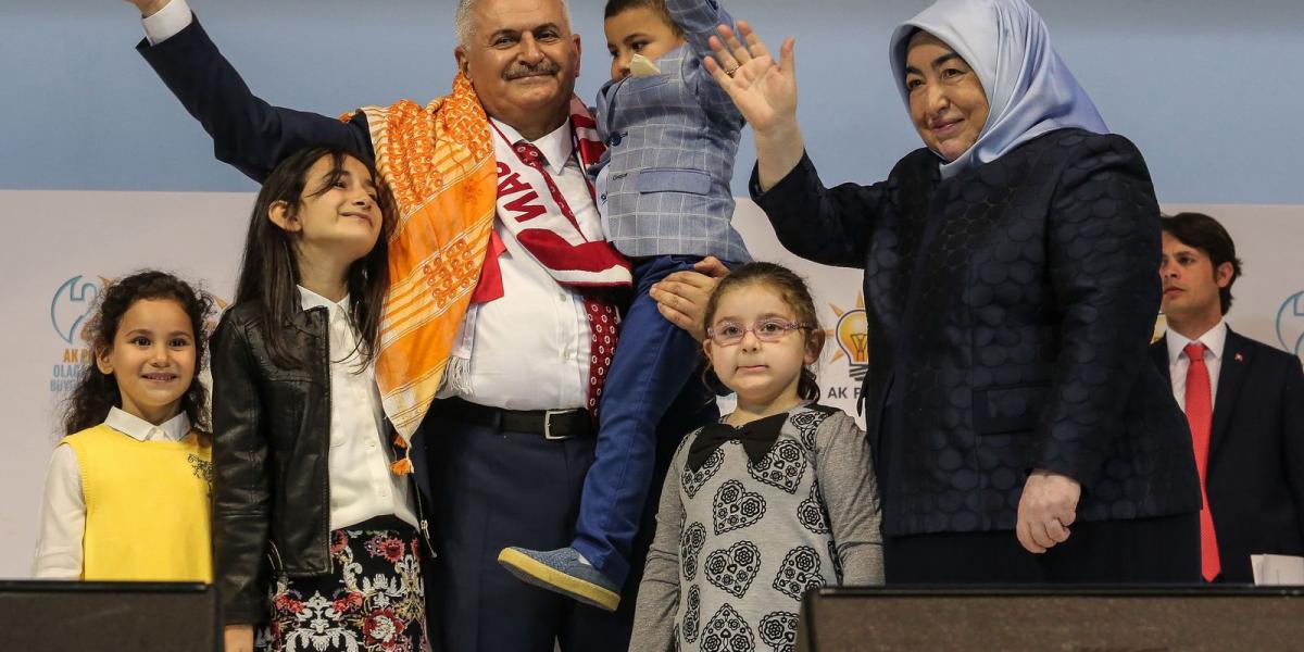 Binali Yildirim családjával együtt érkezett az őt kormányfővé választó rendkívüli AKP-kongresszusra FOTÓ: EUROPRESS/GETTY IMAGES