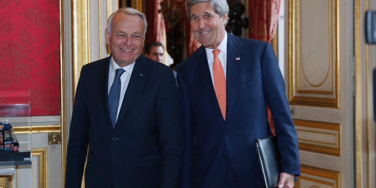 Jean-Marc Ayrault francia külügyminiszter fogadja a konferenciára érkező Kerryt FOTÓ: EUROPRESS/GETTY IMAGES