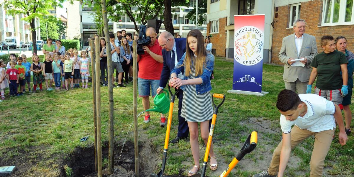 Tóth József polgármester, Gáspár Lalita és Szoboszlai Dominik az ,,Ifj úság Fáját” ültették el a Visegrádi utcában FOTÓ: VAJDA J