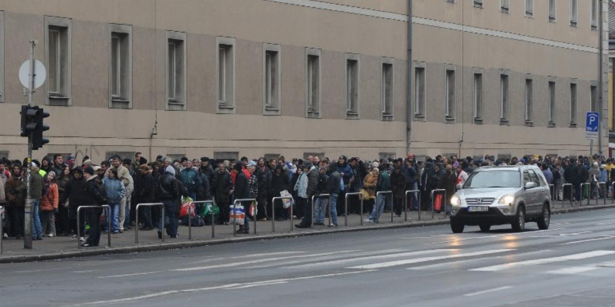 Egy zsák krumplira és egy forró levesre várva a Blaha Lujza téren – Kérdés, meddig engedélyezi a főváros a belváros forgalmas te