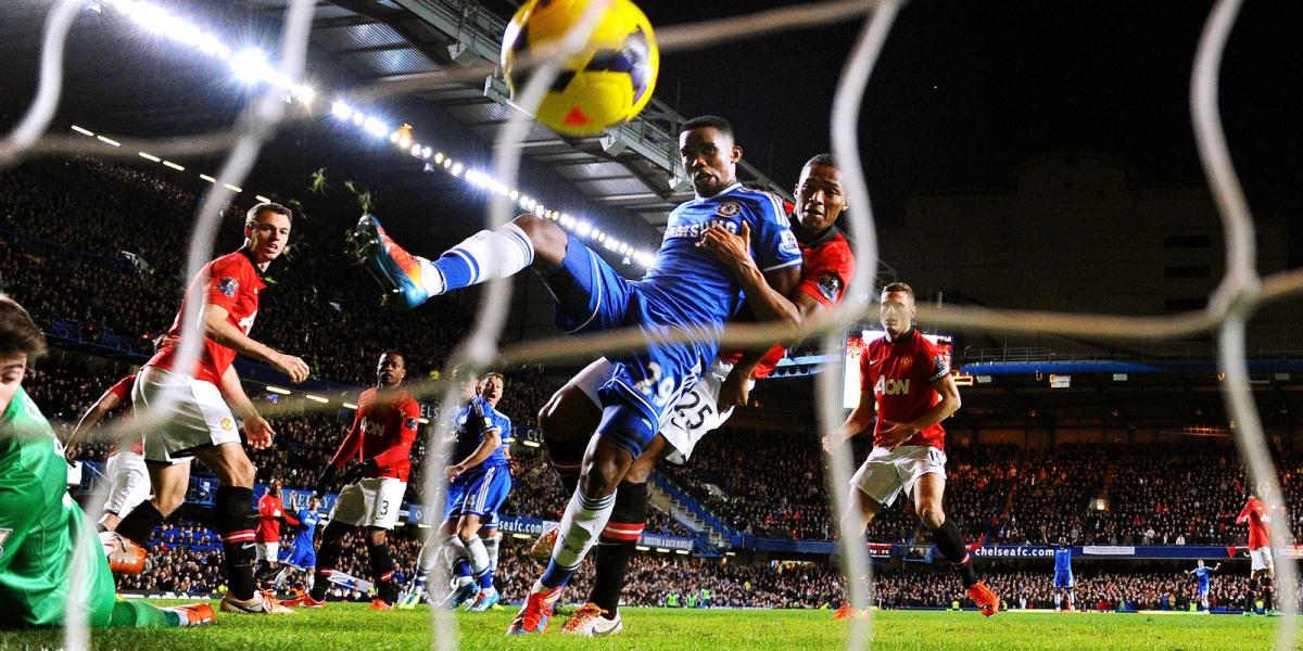 A Chelsea-ben játszó Samuel Eto`o csapata harmadik gólját rúgja a Manchester United ellen. Fotó: Mike Hewitt, Getty Images.