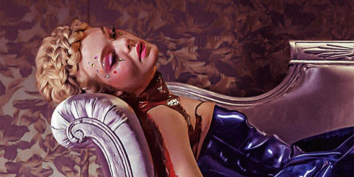 Elle Fanning a Neon Démon főszerepében, extravagáns sminkben FORRÁS: VERTIGO MEDIA