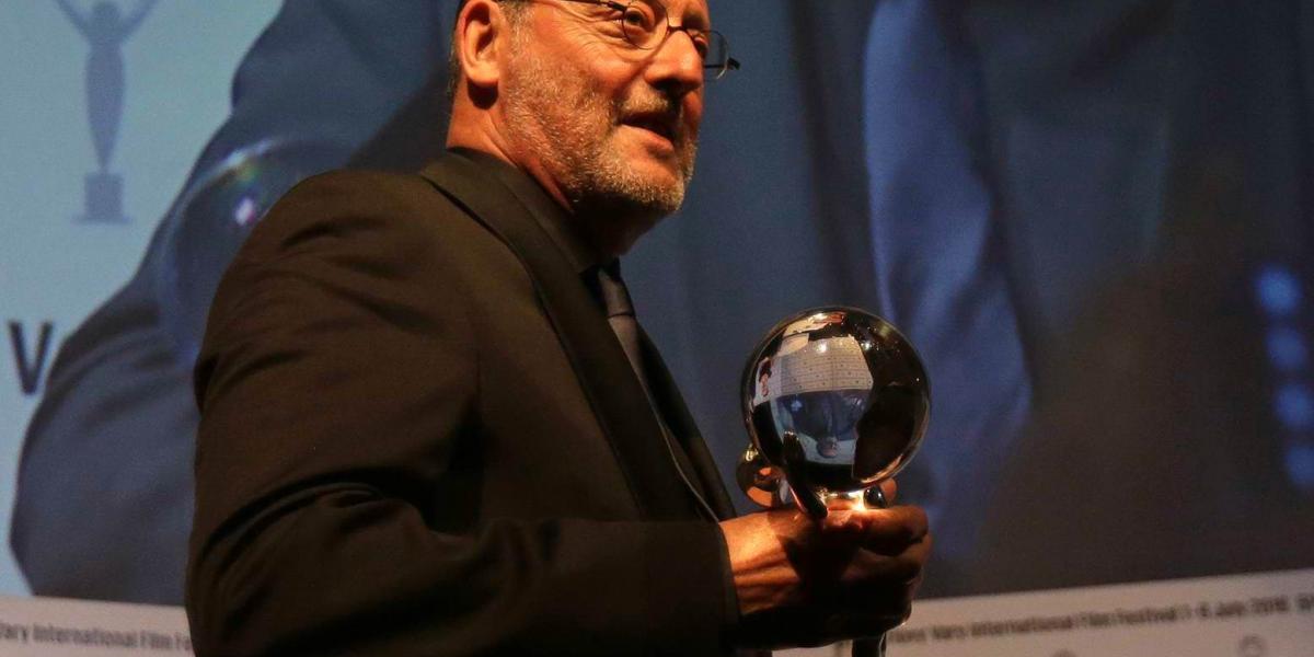 Jean Reno a frissen átvett díjával FOTÓ: KVFF