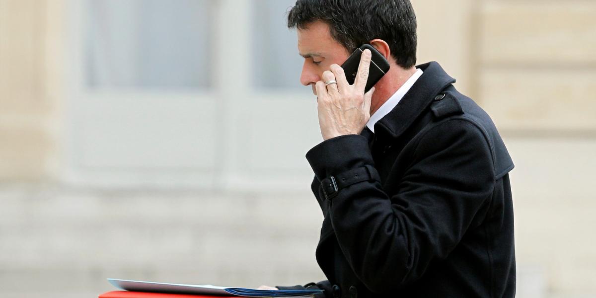 Manuel Valls telefonálás közben. FOTÓ: Thierry Chesnot/Getty Images