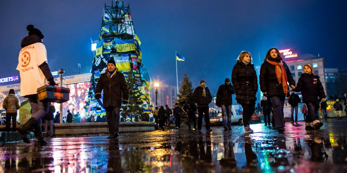 Tüntetők ezrei tiltakoznak folyamatosan Kijevben, a Függetlenség terén. Fotó: Brendan Hoffman/Getty Images.