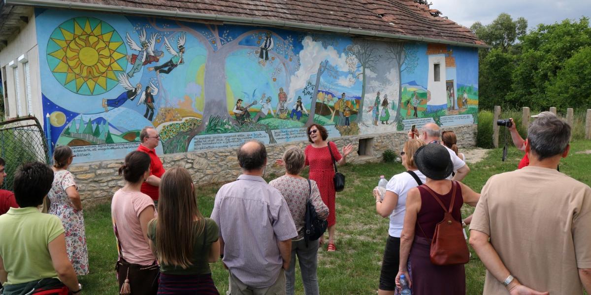 Látogatók a freskók előtt FOTÓ: MTI/VAJDA JÁNOS