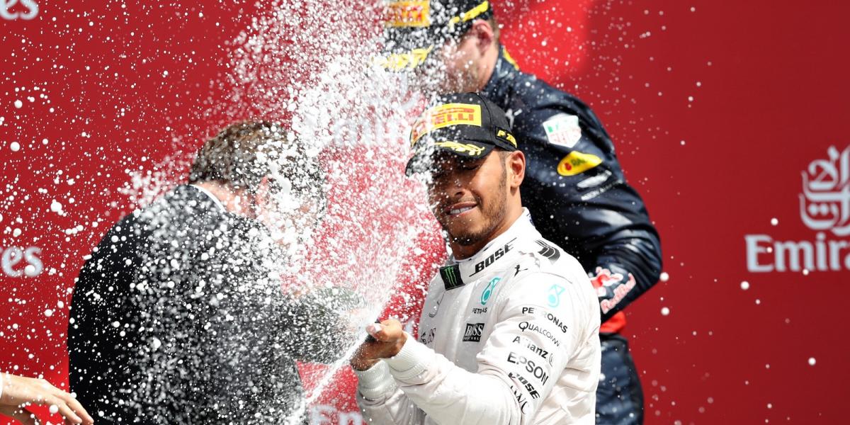 Hamilton megörvendeztette némi nedűvel a közönséget FOTÓ: EUROPRESS/GETTY IMAGES/MARK THOMPSON