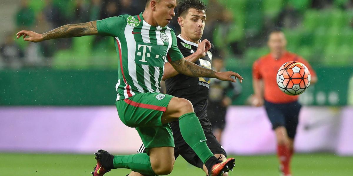 A ferencvárosi Cristian Ramirez (b) és a szombathelyi Gaál Bálint a labdarúgó OTP Bank Liga 1. fordulójában játszott Ferencváros