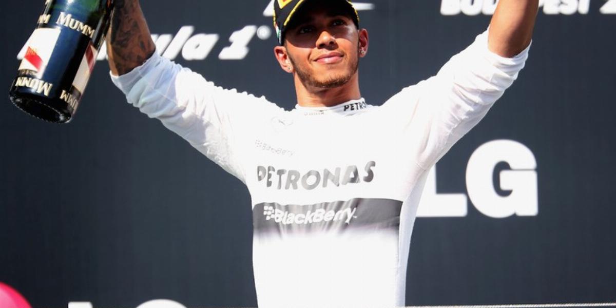 Hamilton legutóbbi magyar győzelmének Herendi volt a jutalma FOTÓ: EUROPRESS/GETTY IMAGES/MARK THOMPSON