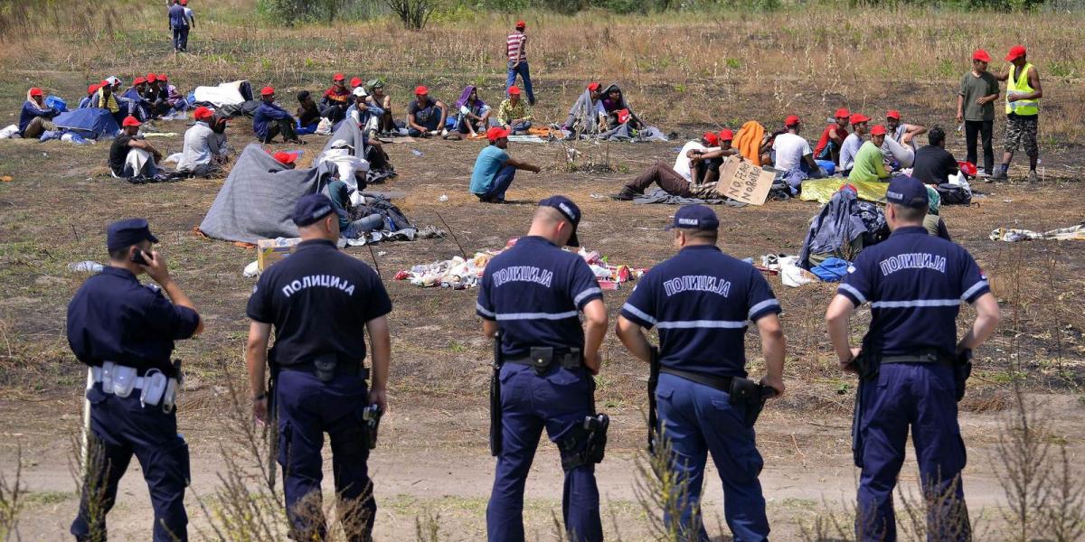 Éhségsztrájkoló menekültek a röszkei határszakasznál – tisztességes eljárást és emberséges bánásmódot követelnek FOTÓ: MTI/MOLNÁ