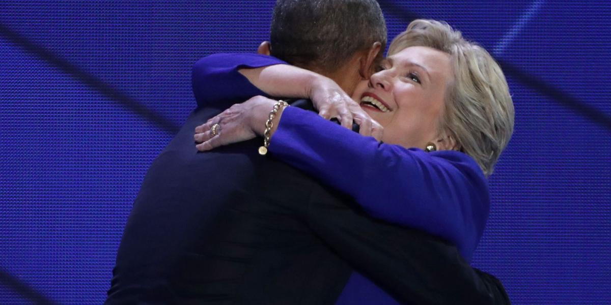 Barack Obama és Hillary Clinton összeölelkezett a pódiumon FOTÓ: EUROPRESS/GETTY IMAGES/ALEX WONG