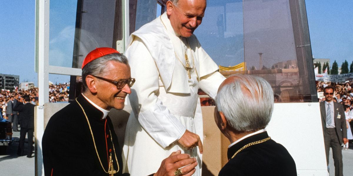 II. János Pál pápa egy 1983-as felvételen, előtte Franciszek Macharski.FOTÓ: Chuck Fishman/Getty Images