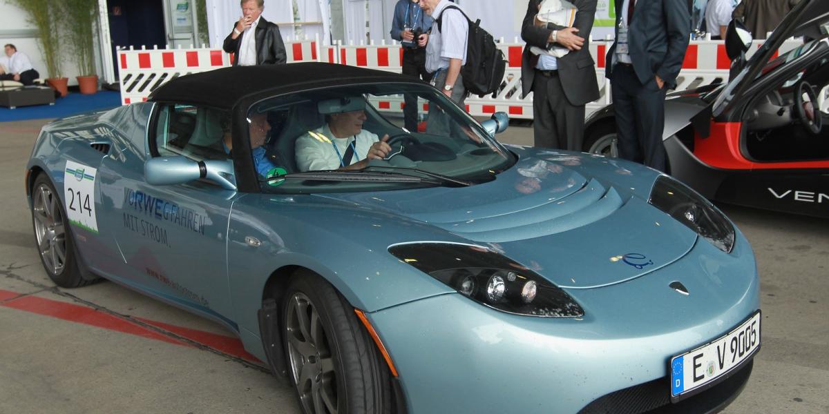 A Tesla Roadster egy berlini kiállításon. Fotó: Sean Gallup/Getty Images.