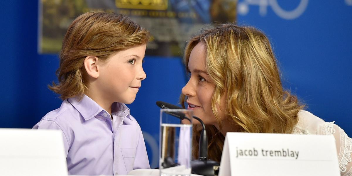 Jacob Tremblay és Brie Larson beszélget a sajtótájékoztató színpadán  a 2015-ös Torontói Nemzetközi Filmfesztiválon - Fotók: Get