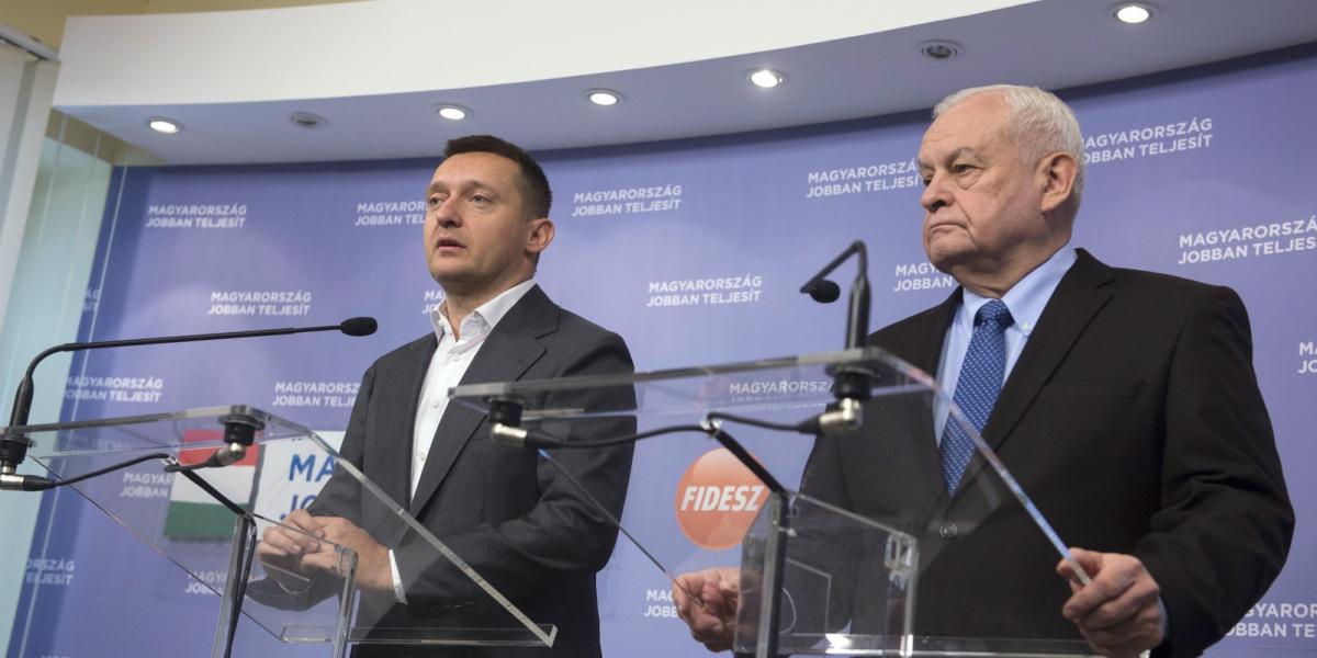 Rogán Antal, a Fidesz, és Harrach Péter, a KDNP frakcióvezetője. MTI Fotó: Koszticsák Szilárd.