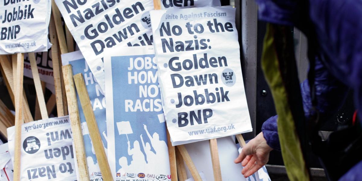 Antifasiszta jelszavakat tartalmazó táblák a földön Londonban, a Holborn metróállomás előtt. Fotó: Dan Dennison/Getty Images.