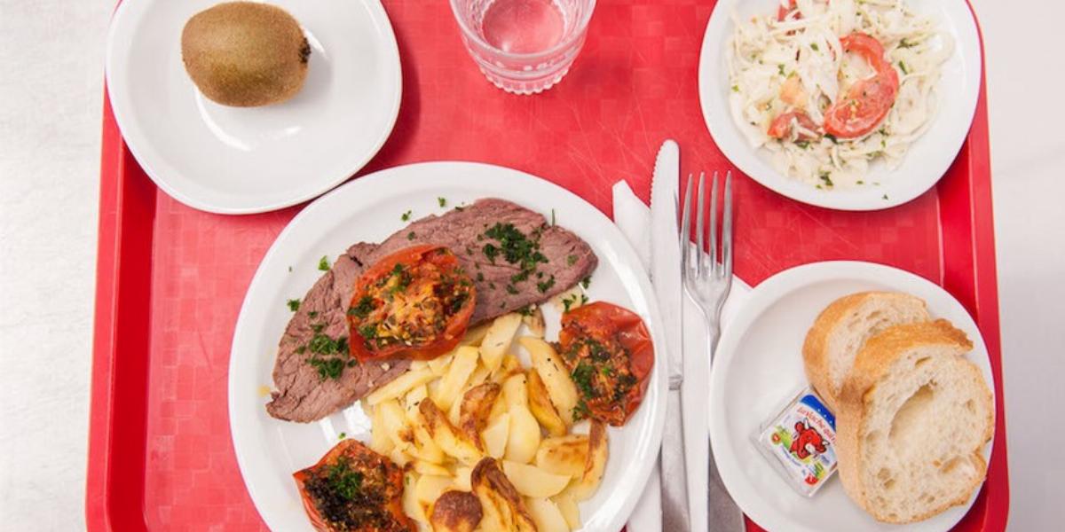 A francia menü: steak, tepsis burgonya, sült fűszeres
paradicsom, paradicsomos káposztasaláta,
sajt, kivi