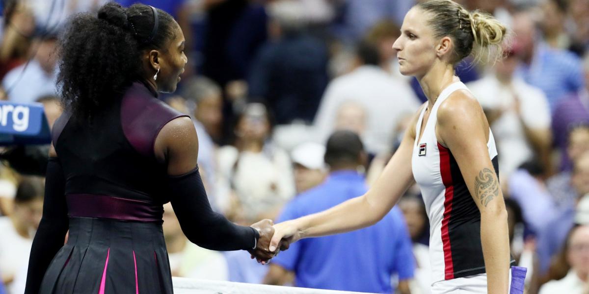 Ezúttal Serena Williamsnek (balra) kellett kezet nyújtania - Fotó: Al Bello/Getty Images