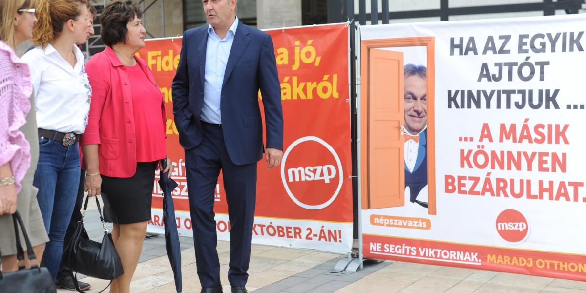 Gurmai Zita, az MSZP elnökségének tagja és Molnár Gyula pártelnök a Nyugati téren: szocialista plakátok a referendum ellen FOTÓ: