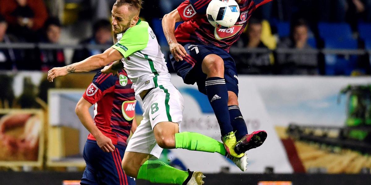 A ferencvárosi Lovrencsics Gergő (k) és a székesfehérvári Danko Lazovic (j) a labdarúgó OTP Bank Liga 10. fordulójában játszott 