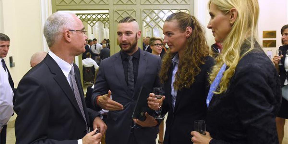  Balog Zoltán, az emberi erőforrások minisztere (b), Hosszú Katinka háromszoros olimpiai, ötszörös világ-, és tizenháromszoros E