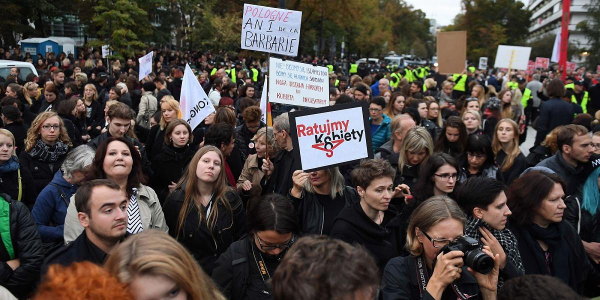 Fekete hétfő Lengyelországban – a legtöbb városban utcára vonultak FOTÓ: EUROPRESS/ GETTY IMAGES/MACIEJ GILLERT GALLO IMAGES POL