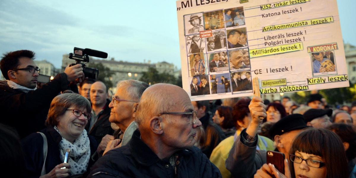 A férfi a tüntetésen ájult el a tömegben. Illusztráció: Szalmás Péter