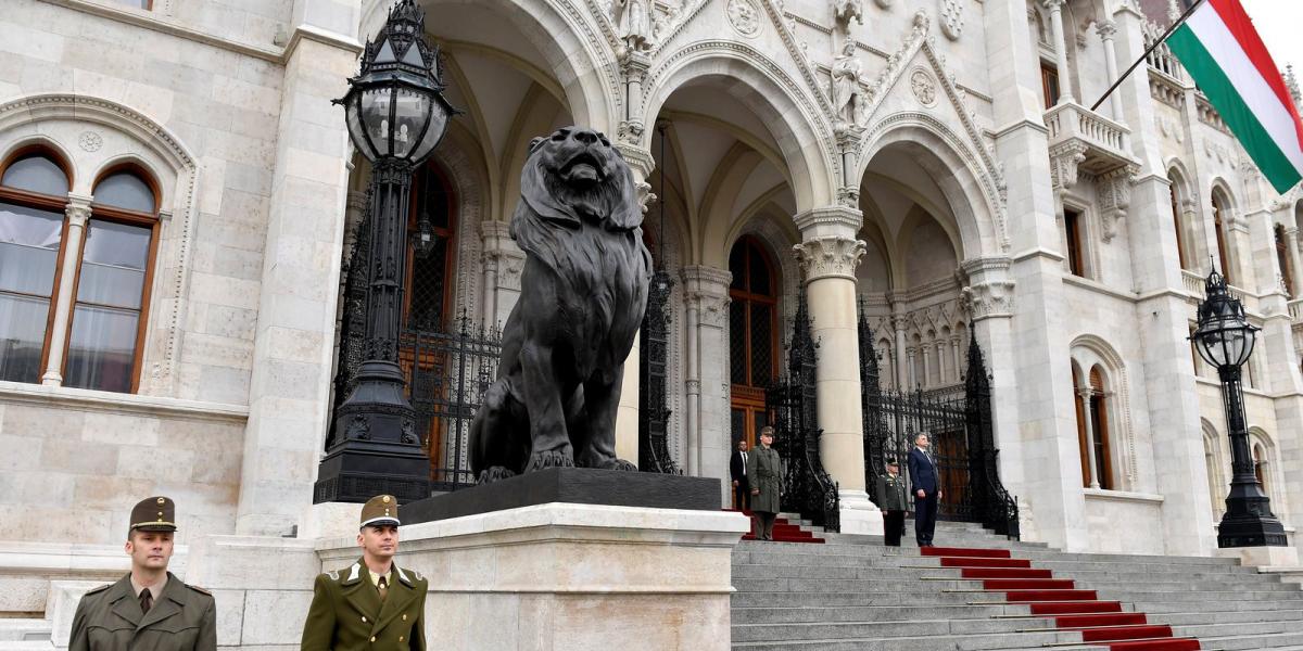 A Kossuth téri sortűz áldozatai emlékére félárbócra engedték a Magyar Köztársaság zászlóját -  MTI Fotó: Illyés Tibor