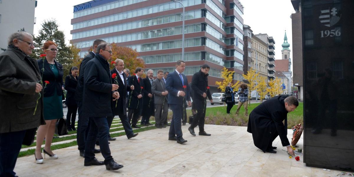 A szocialisták tiltakozásul Budára, a Forradalom lángjához vonultak FOTÓ: TÓTH GERGŐ