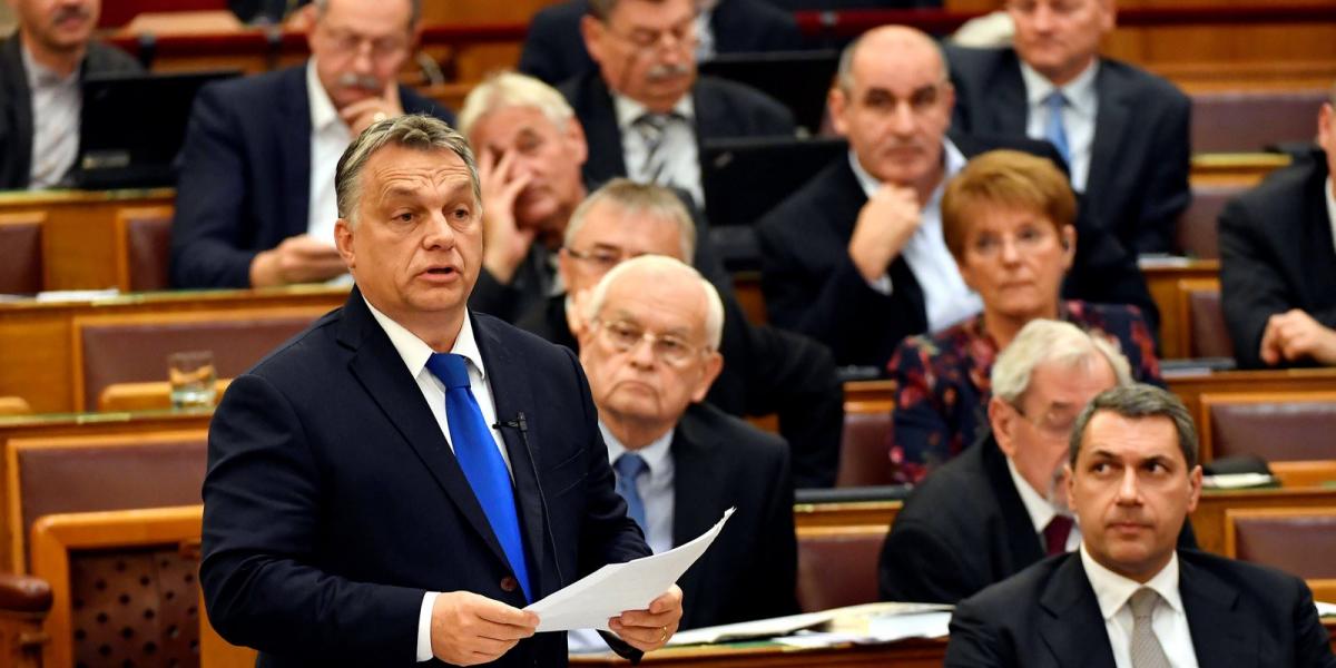 Orbán az Országházban védte meg Pharaont október 25-én. MTI Fotó: Illyés Tibor