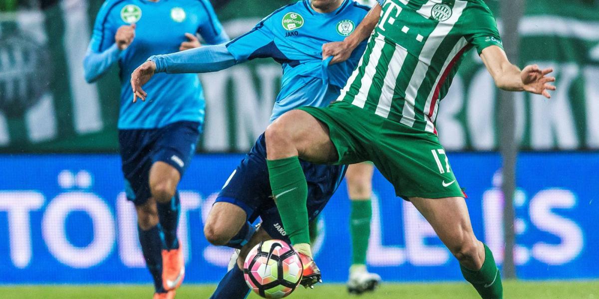 Pintér Ádám, az FTC játékosa és a paksi Hahn János a labdarúgó OTP Bank Liga 15. fordulójában játszott Ferencváros - Paksi FC mé