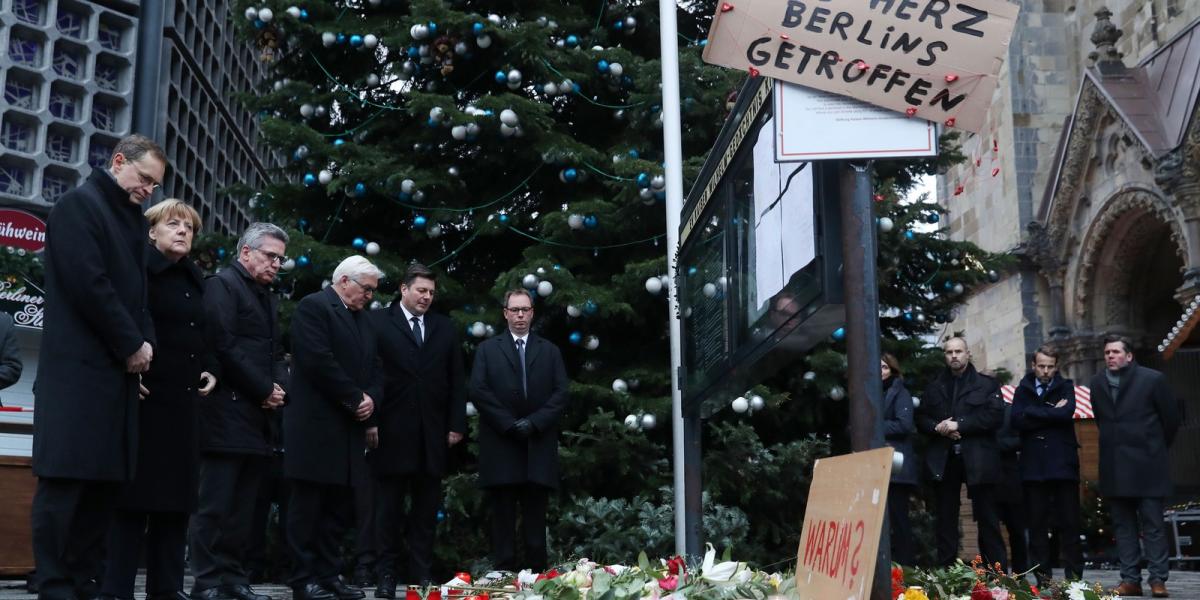 Michael Müller, Berlin polgármestere, Angela Merkel kancellár, Thomas de Maiziere bel-, Frank-Walter Steinmeier külügyminiszter 