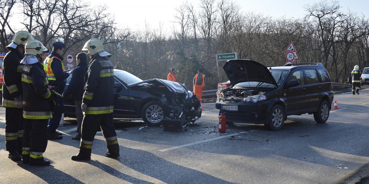 Összetört személyautók a 10-es főút pilisszentiváni lehajtójánál. MTI Fotó: Mihádák Zoltán.